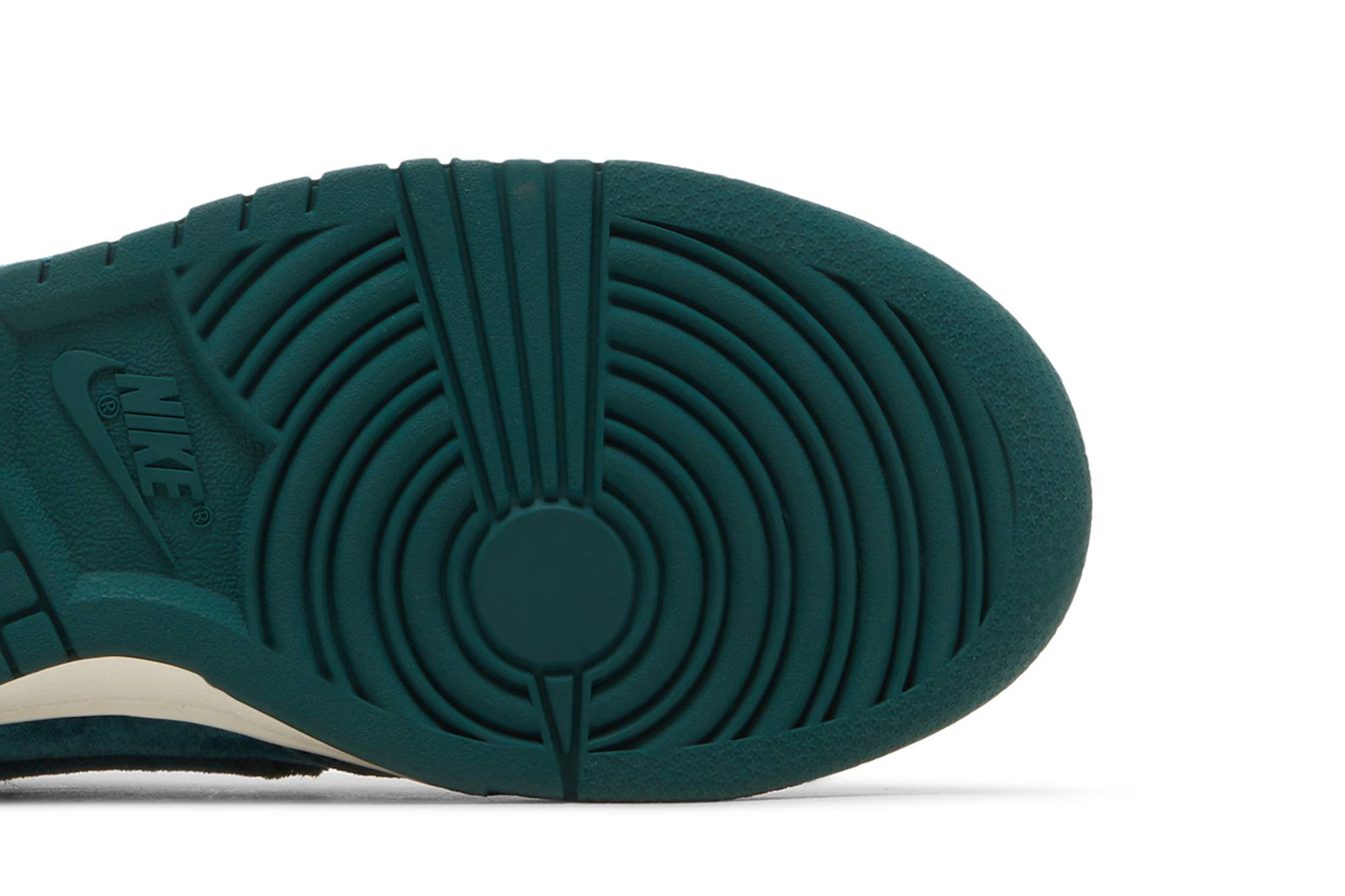 (Women) Nike Dunk Low ‘Green Velvet’ DZ5224-300