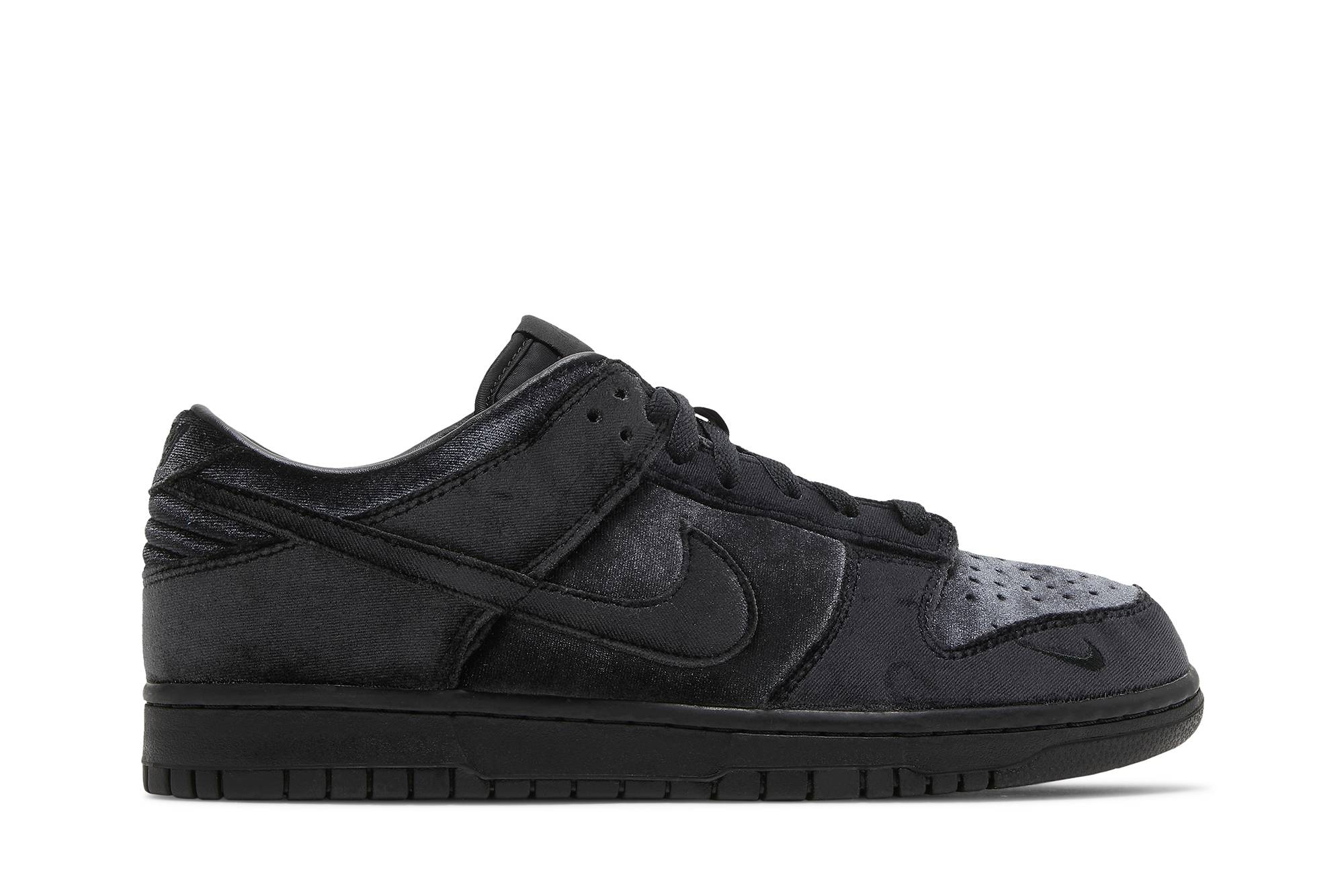 Dover Street Market x Nike Dunk Low ‘Triple Black’ DH2686-002