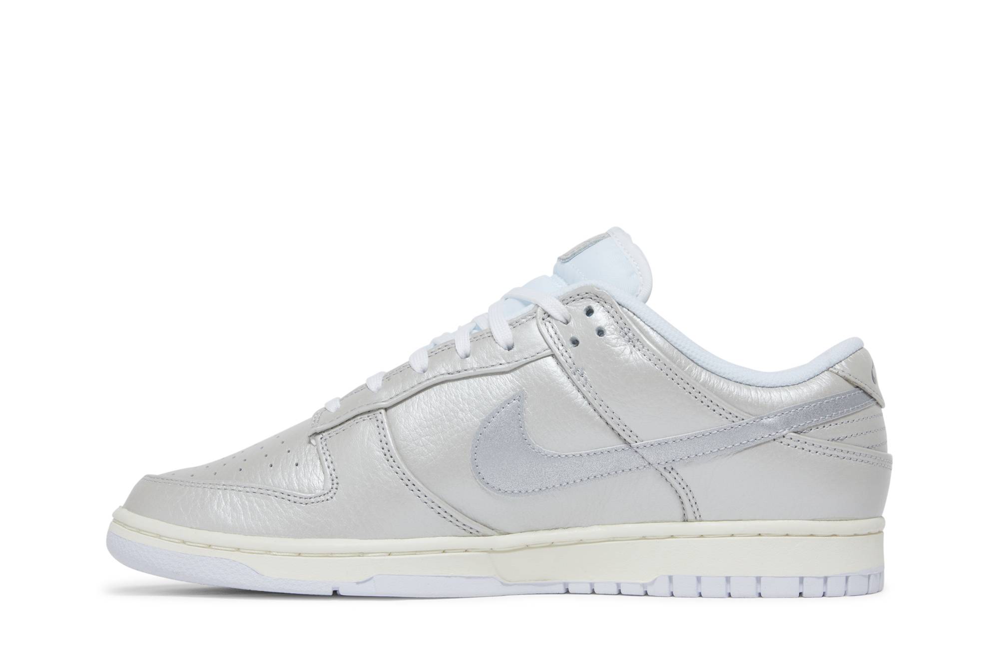 Nike Dunk Low ‘Metallic Silver’ DX3197-095